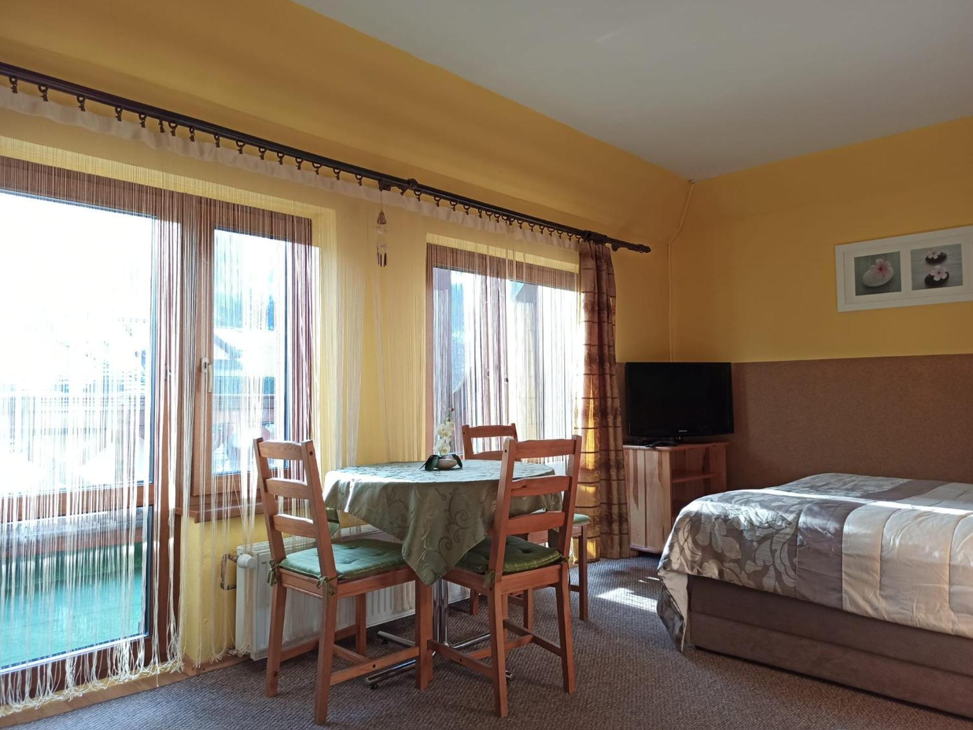 Olimp Pokoje I Apartamenty 슈차이르크 외부 사진